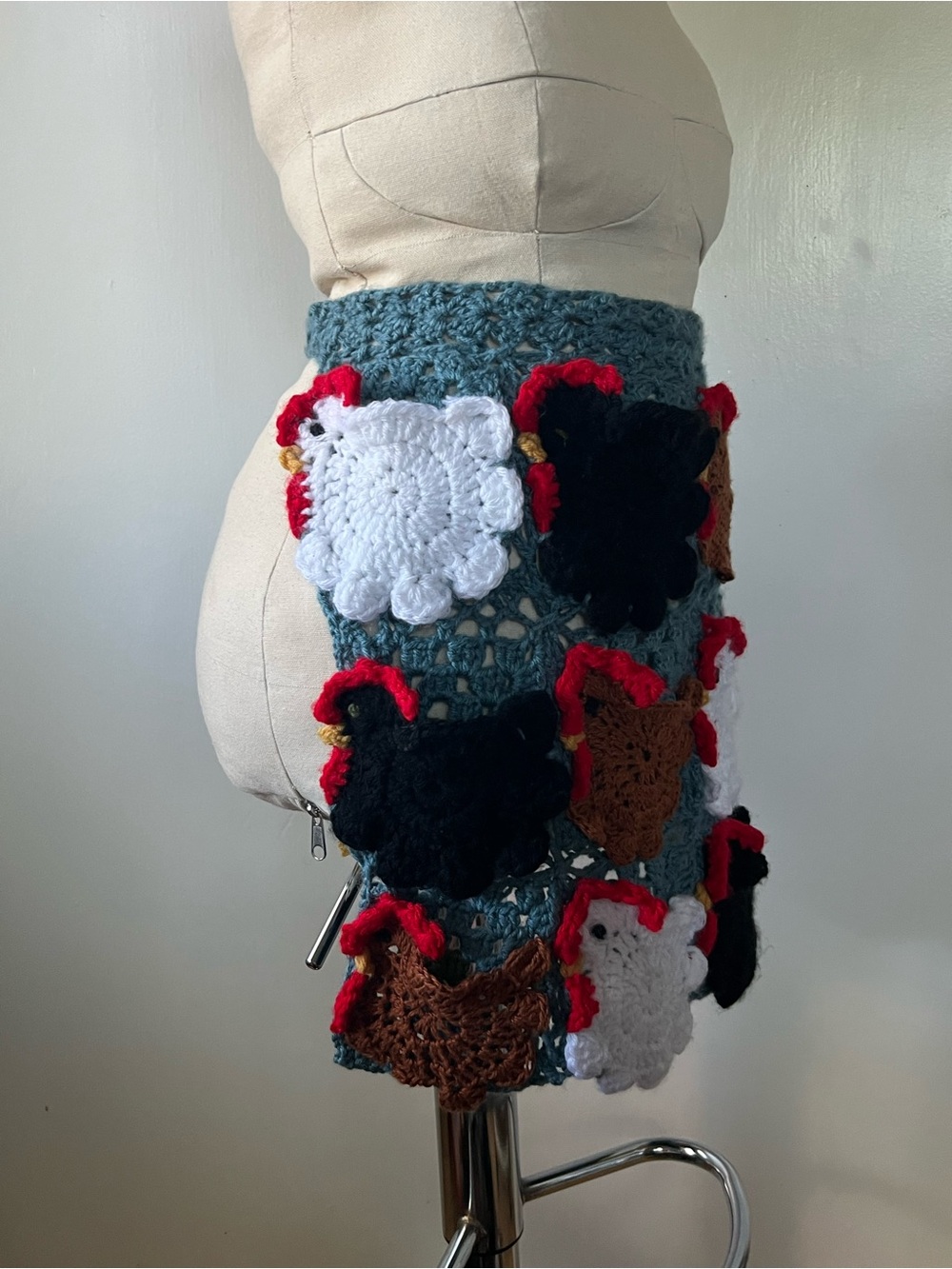 Made to order: crochet egg-collecting apron with chicken pockets - Picture 5 of 8